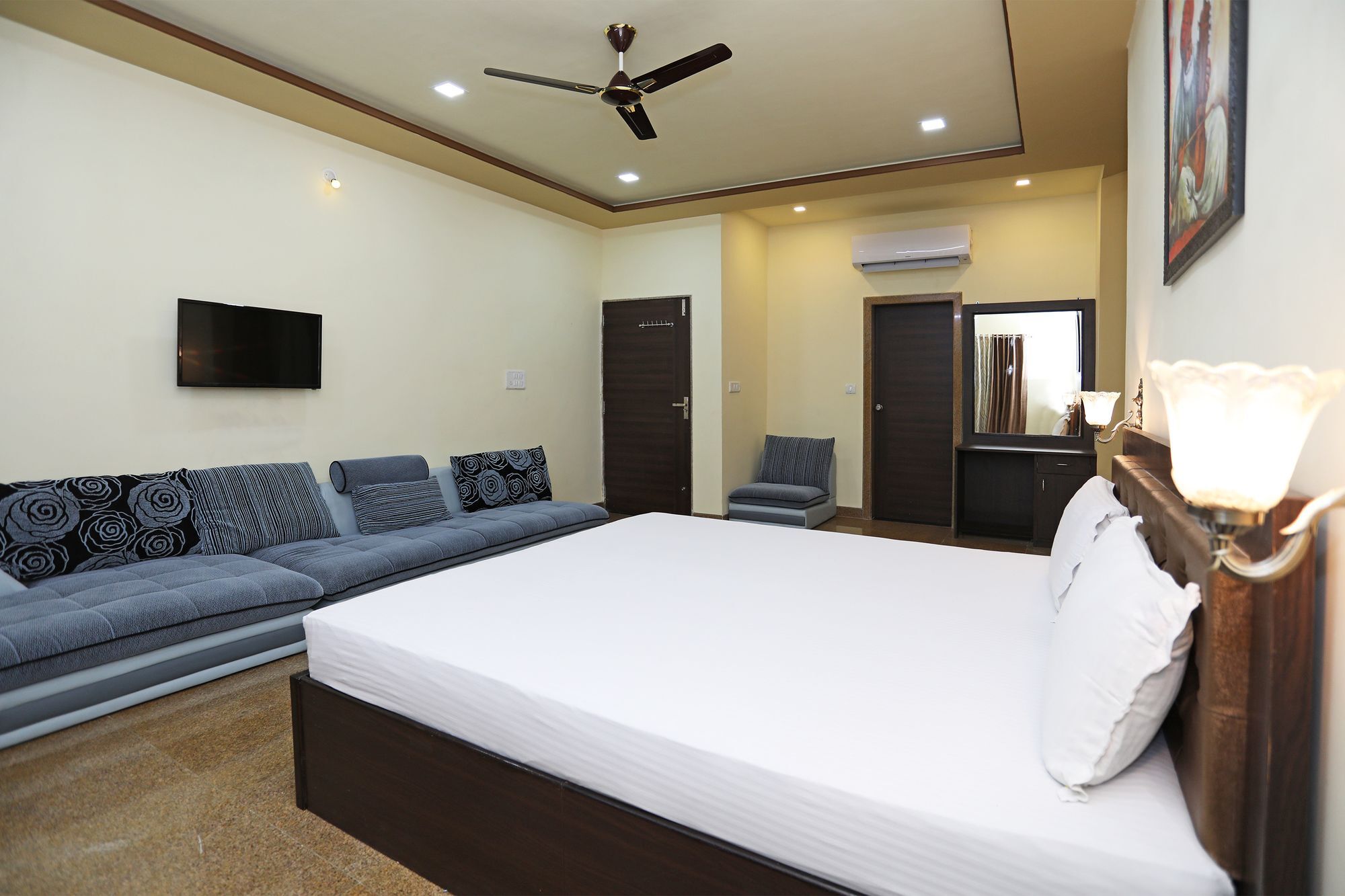 Oyo 9428 Hill View Room Goverdhan Vilas อุเดเปอร์ ภายนอก รูปภาพ