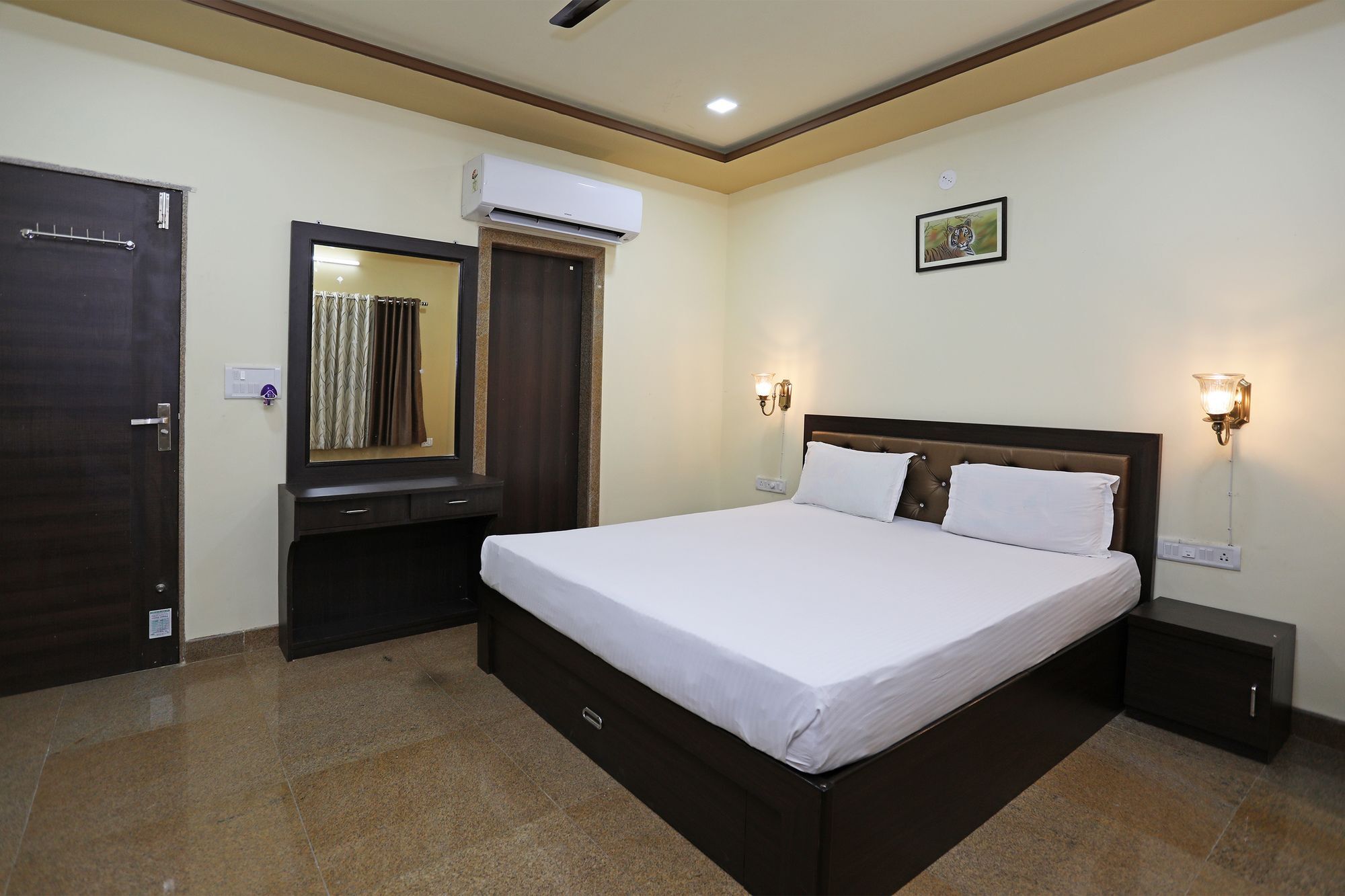 Oyo 9428 Hill View Room Goverdhan Vilas อุเดเปอร์ ภายนอก รูปภาพ